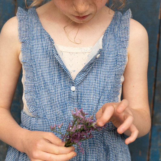 Robe tablier voile de coton créponné vichy bleu