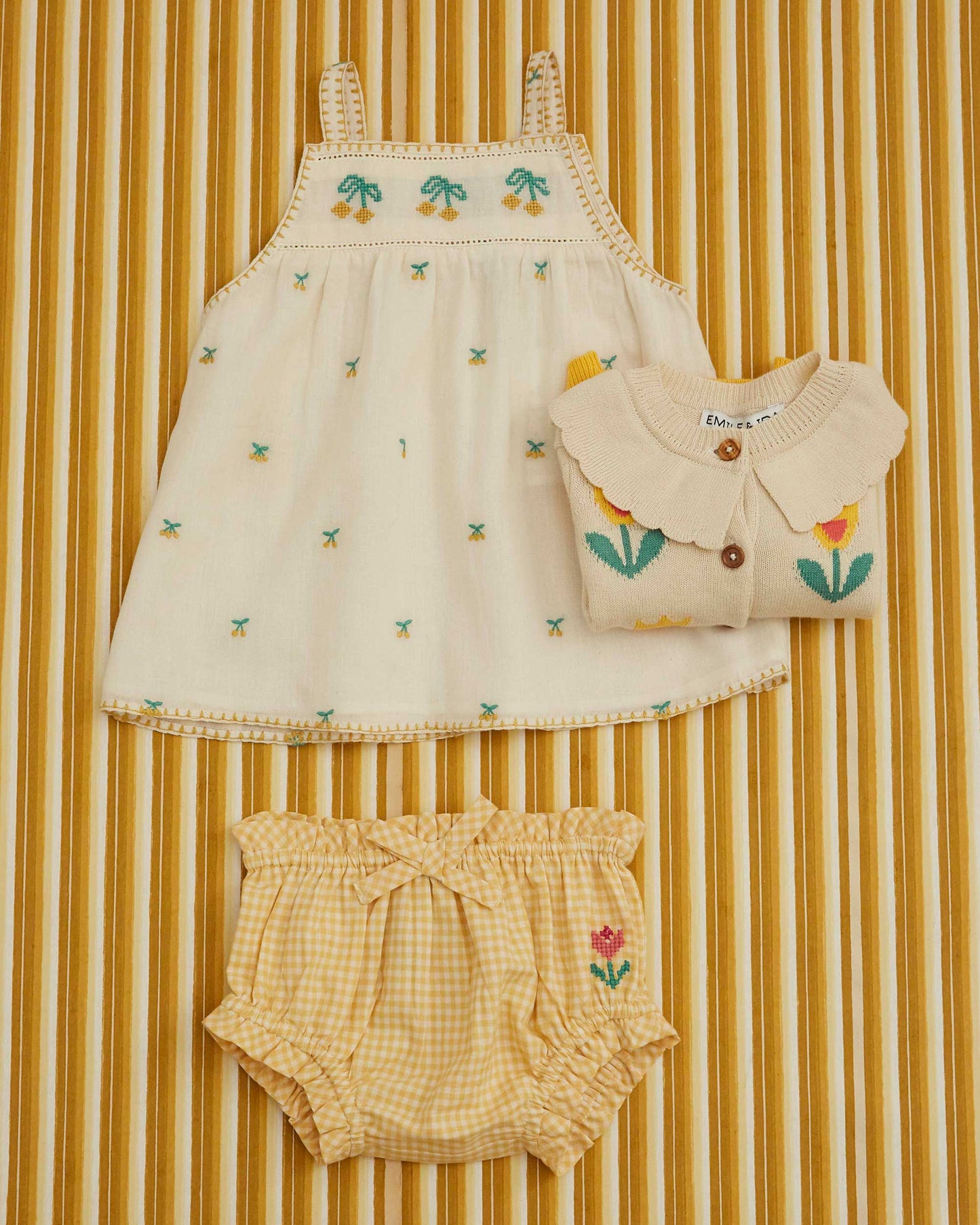 Robe bébé broderie cerise chantilly
