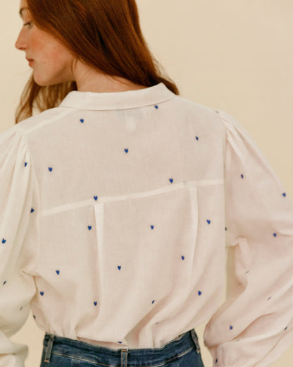 Chemise brodée petits cœurs bleus