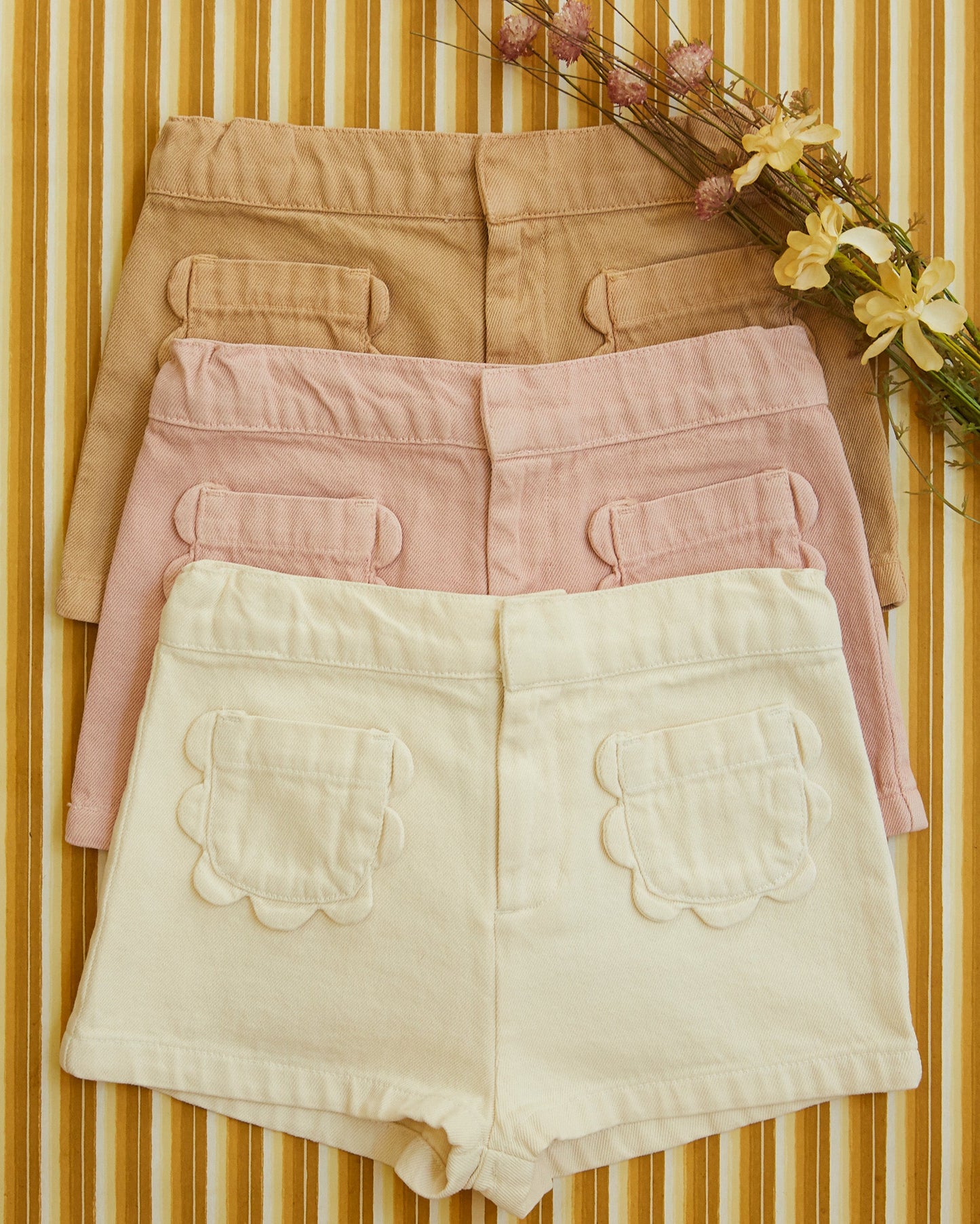 Short poches fleurs uni chantilly