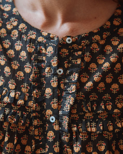 Blouse volantée noire à fleurs