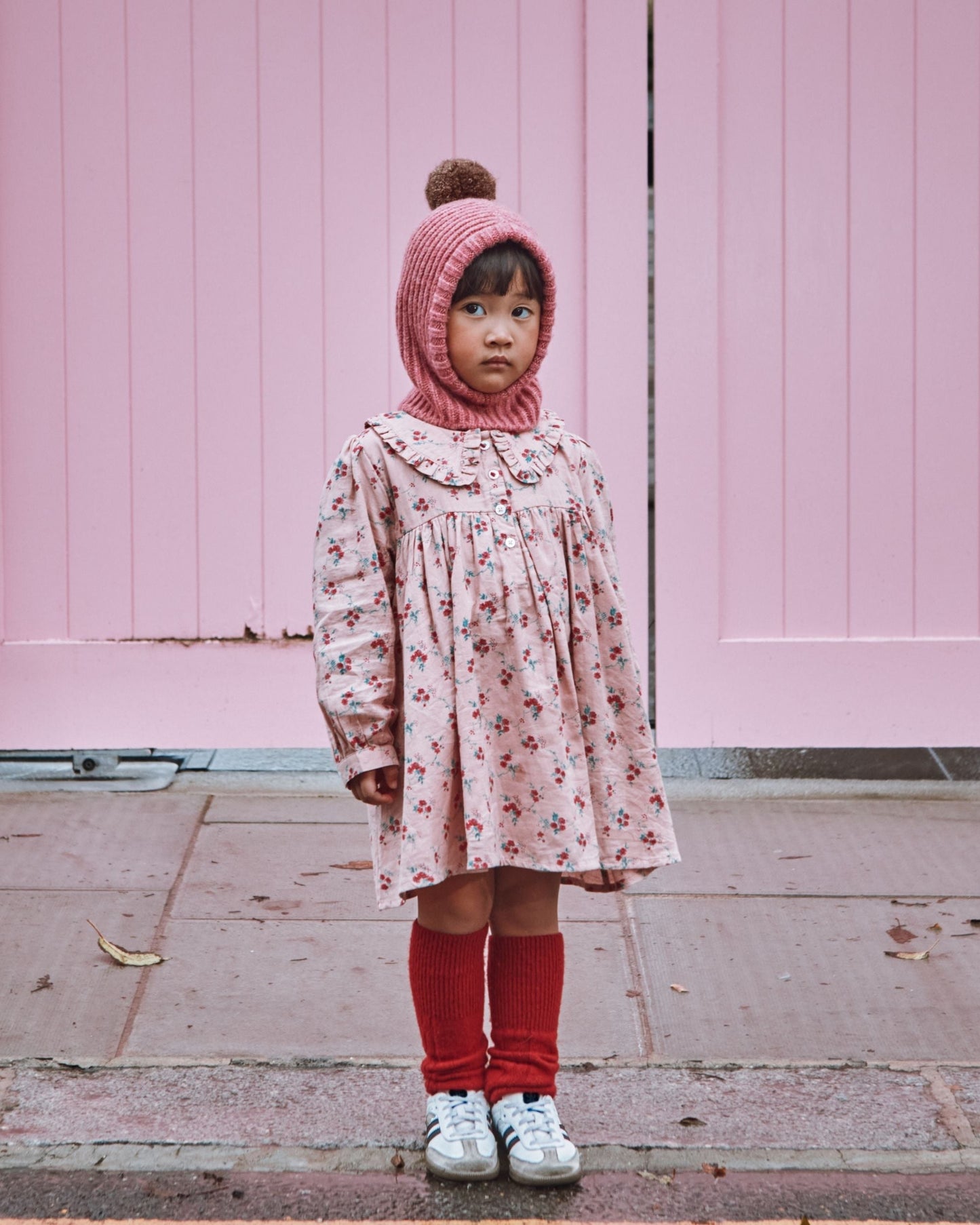 Robe - Ample rose à fleurs rouges
