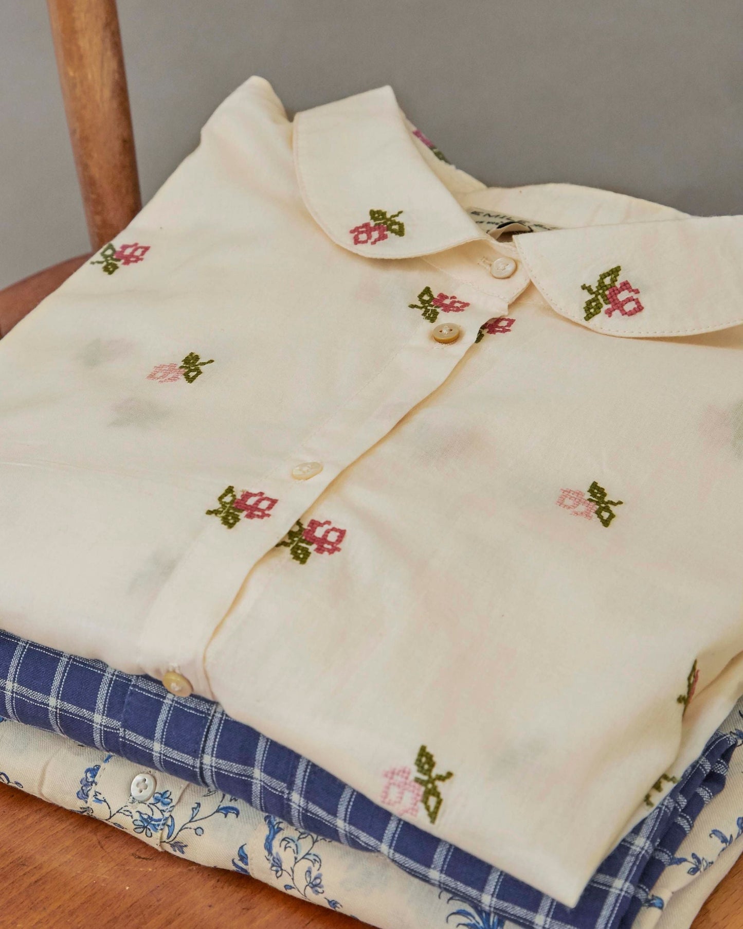 Blouse - Écru broderies roses
