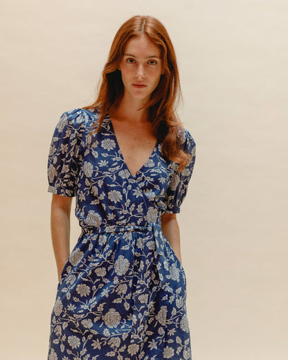 Robe portefeuille bleue à fleurs blanches