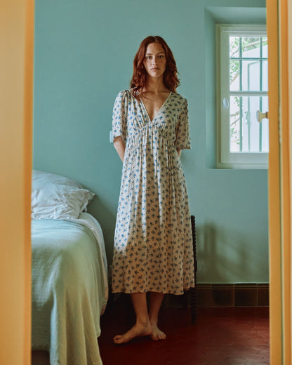 Robe longue écru fleurs bleues