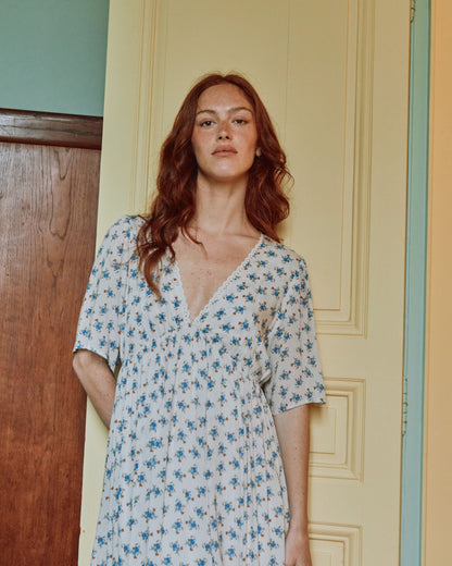 Robe longue écru fleurs bleues
