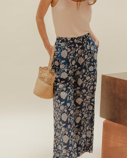Pantalon palazzo bleu à fleurs blanches