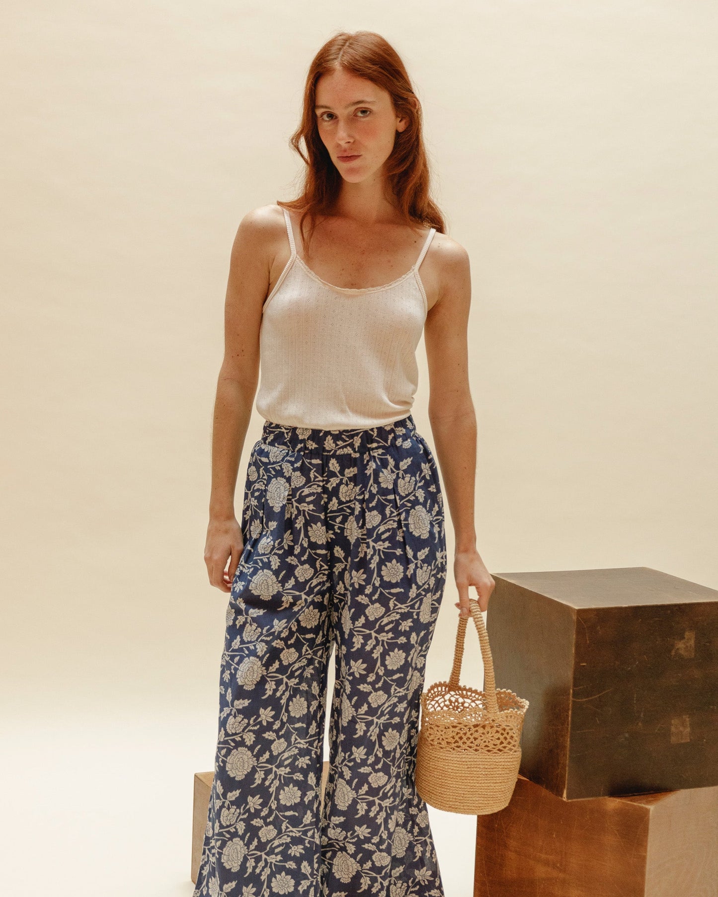 Pantalon palazzo bleu à fleurs blanches