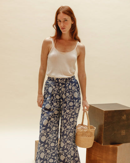 Pantalon palazzo bleu à fleurs blanches