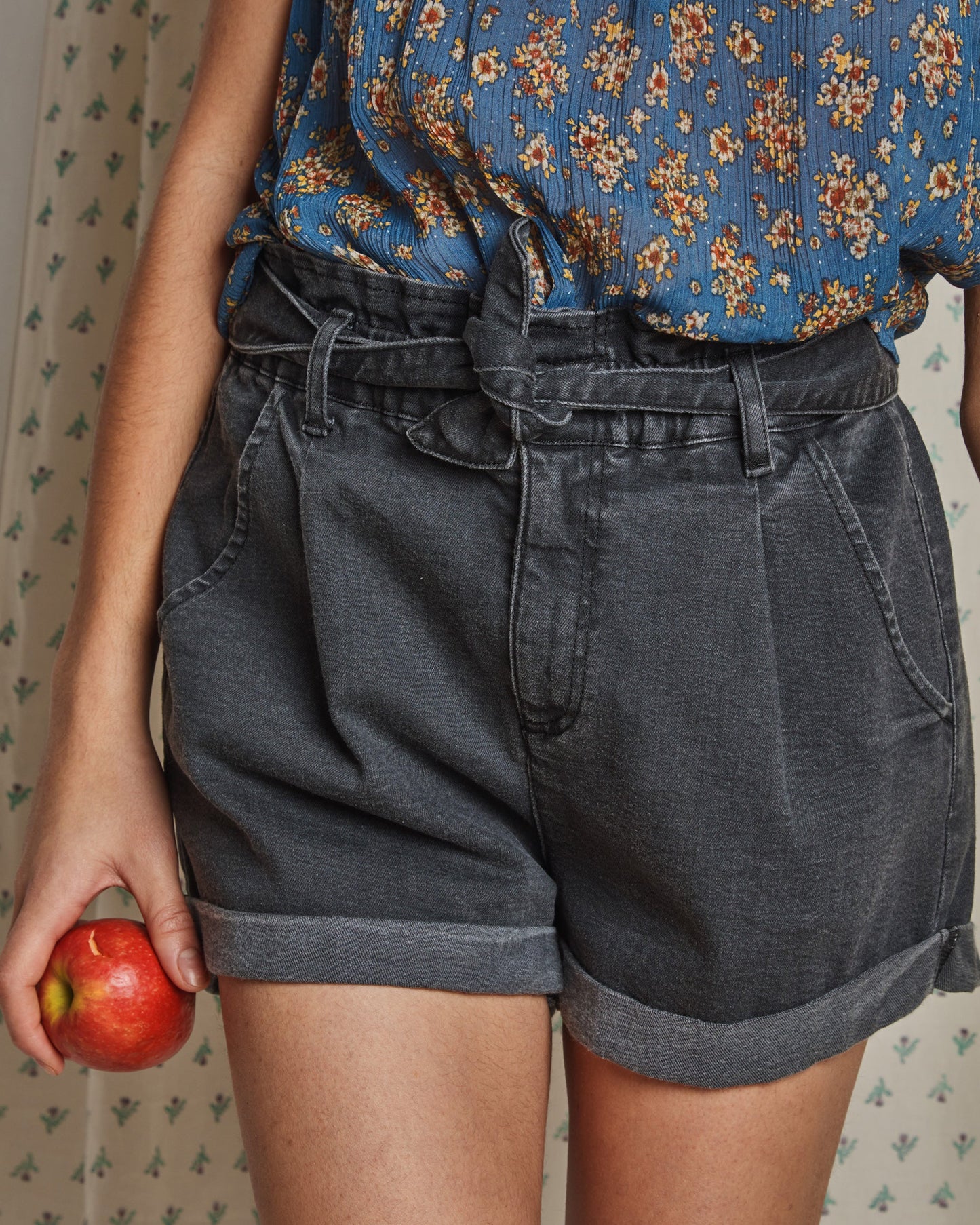 Short ceinturé en denim stretch gris