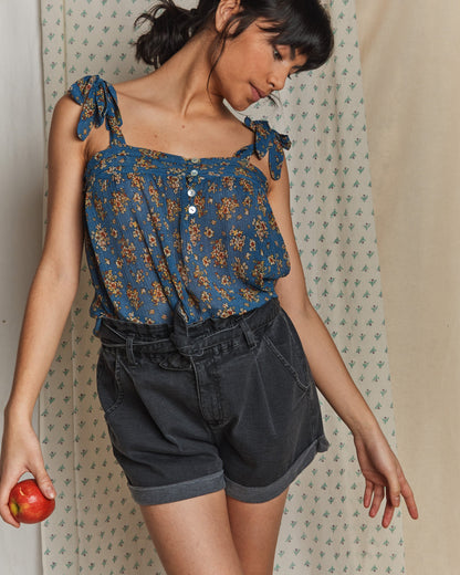 Short ceinturé en denim stretch gris
