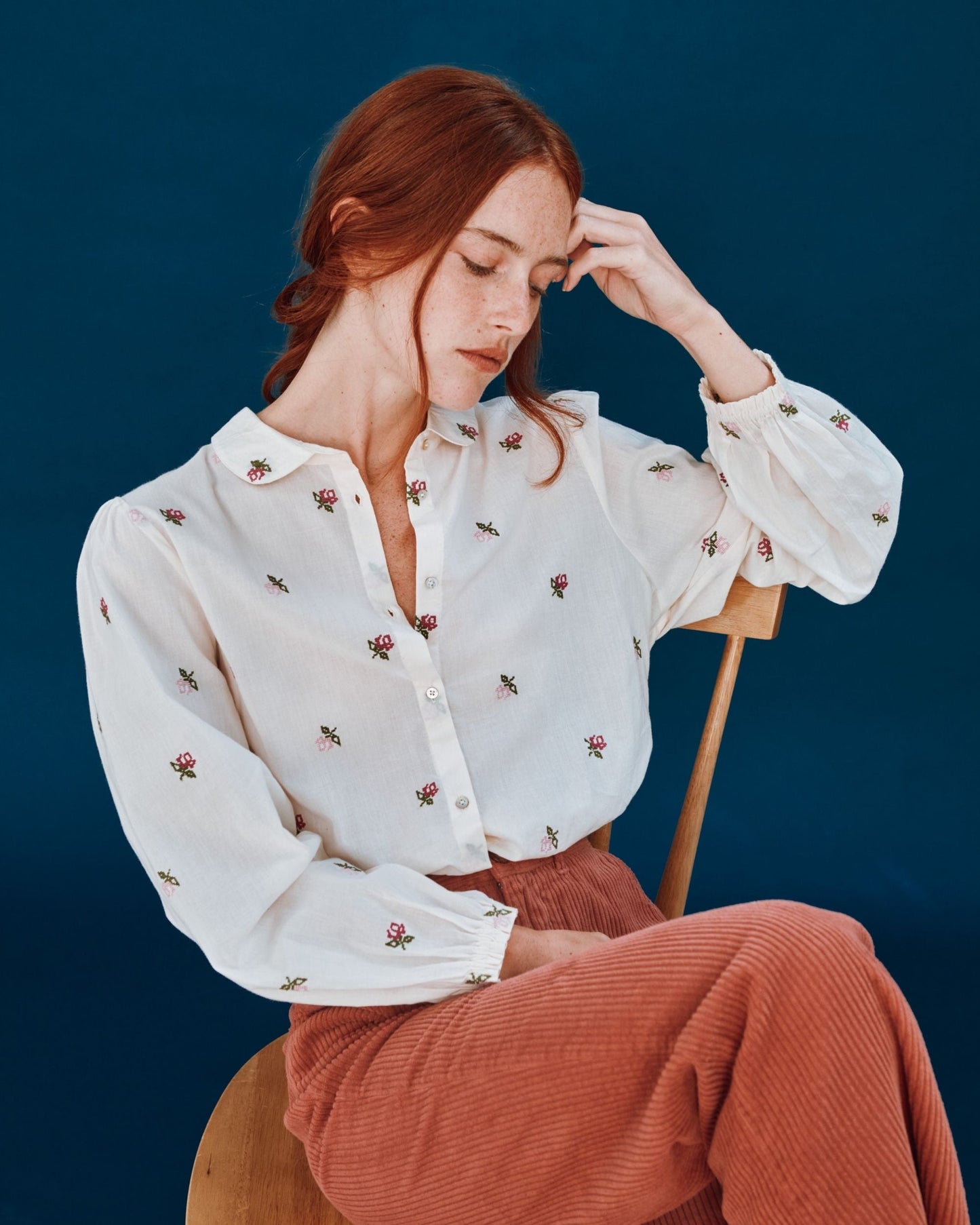 Blouse - Écru broderies roses
