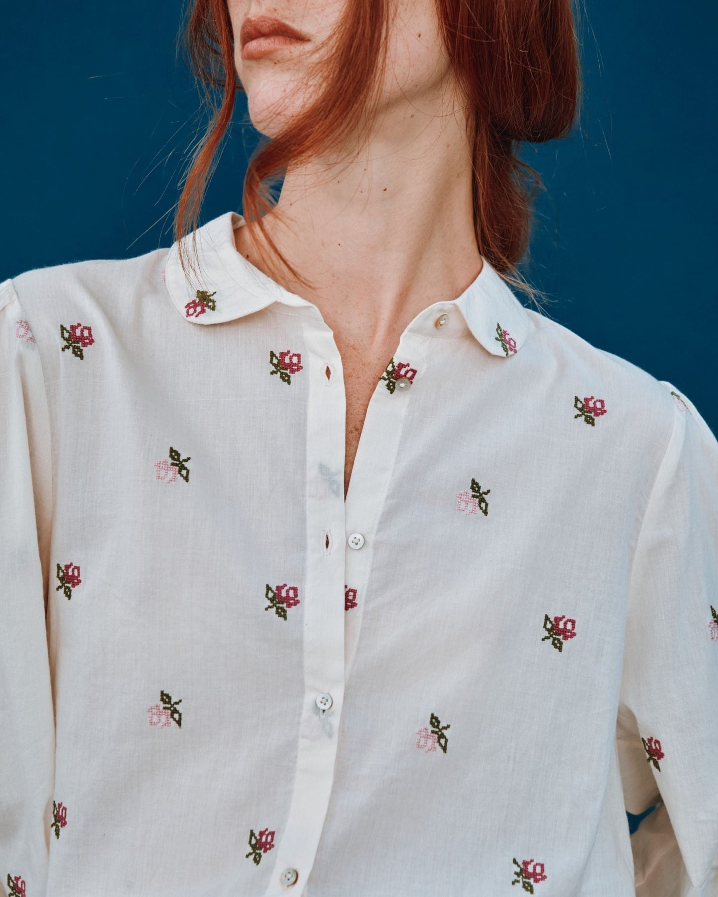 Blouse - Écru broderies roses