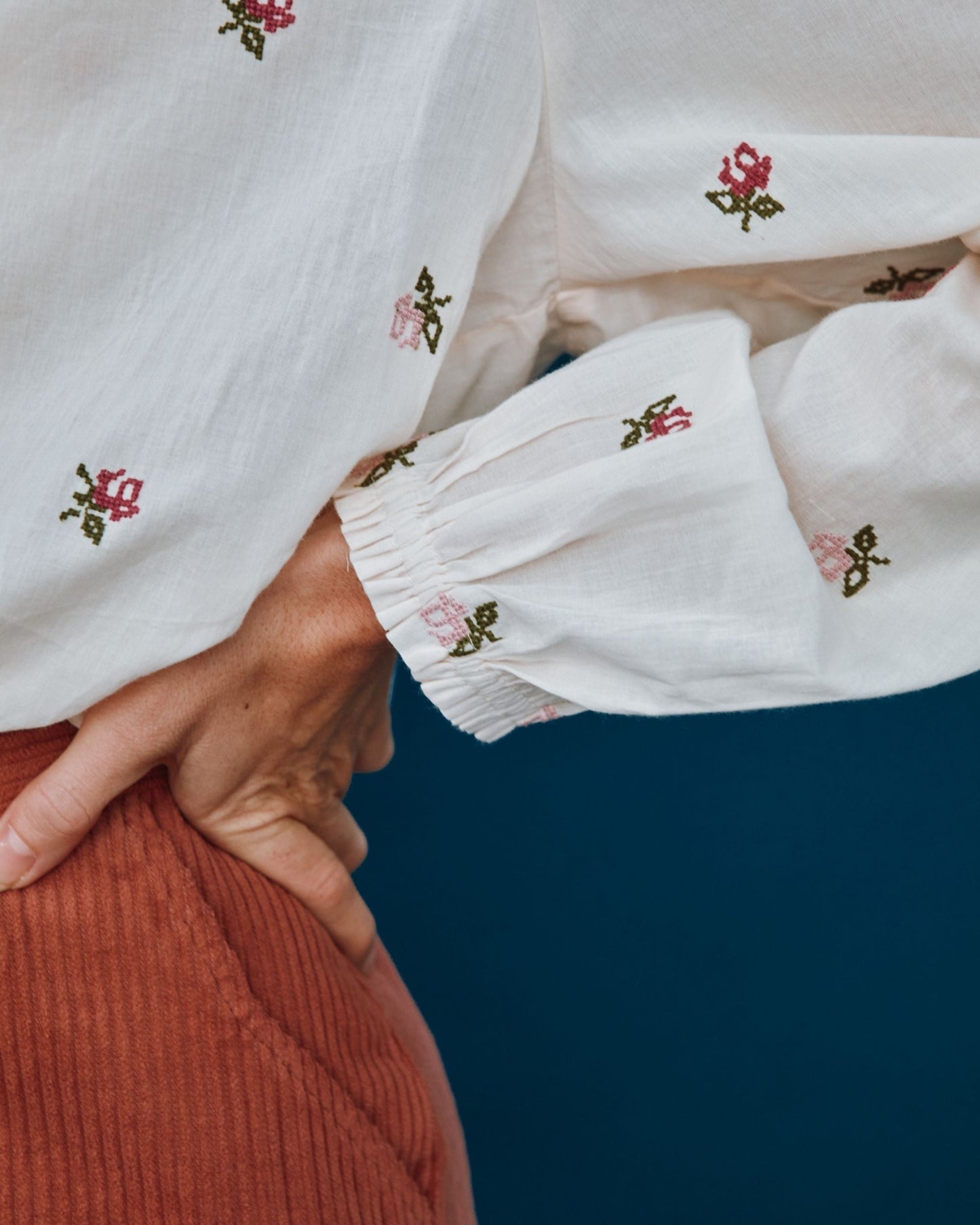 Blouse - Écru broderies roses
