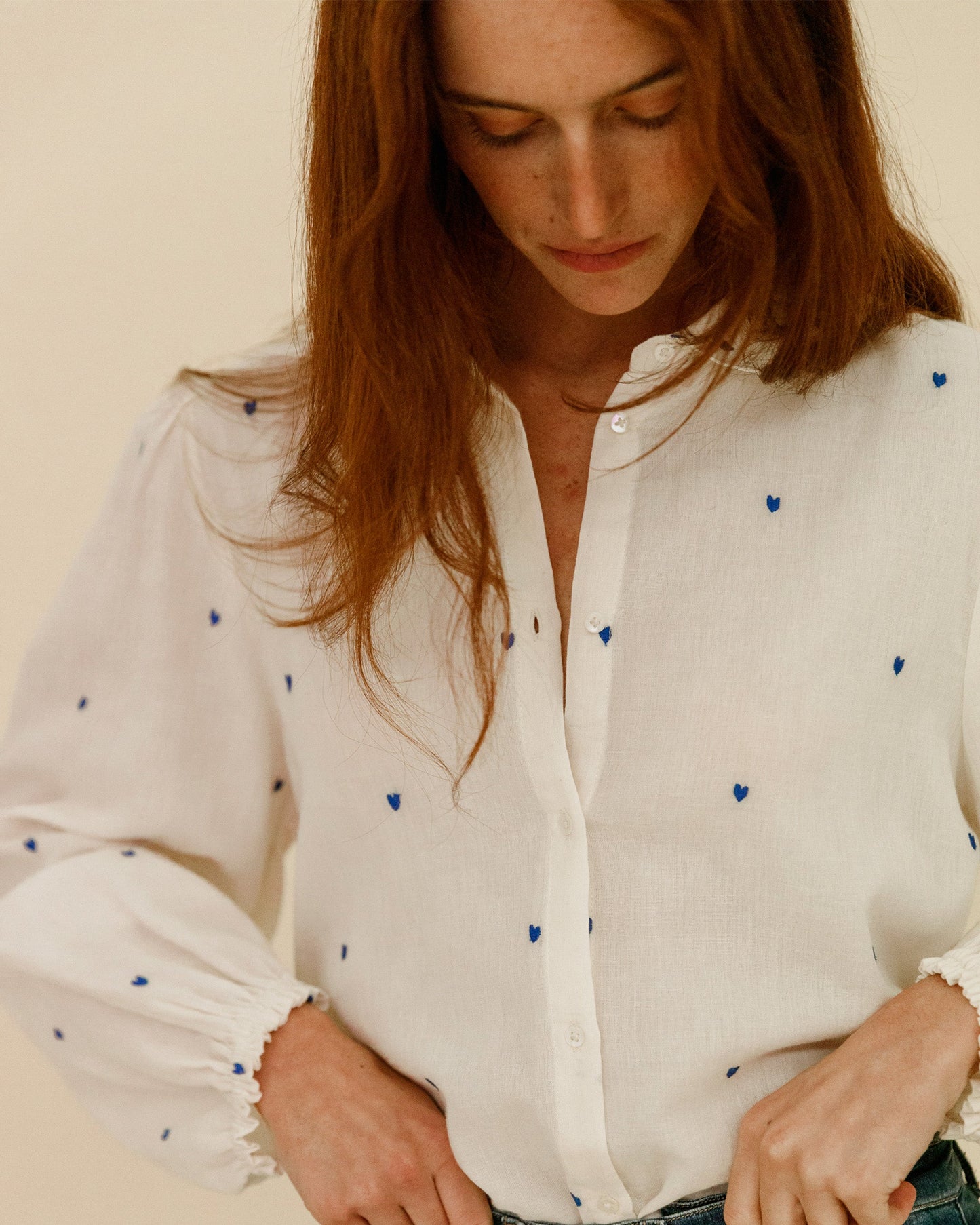 Chemise brodée petits cœurs bleus
