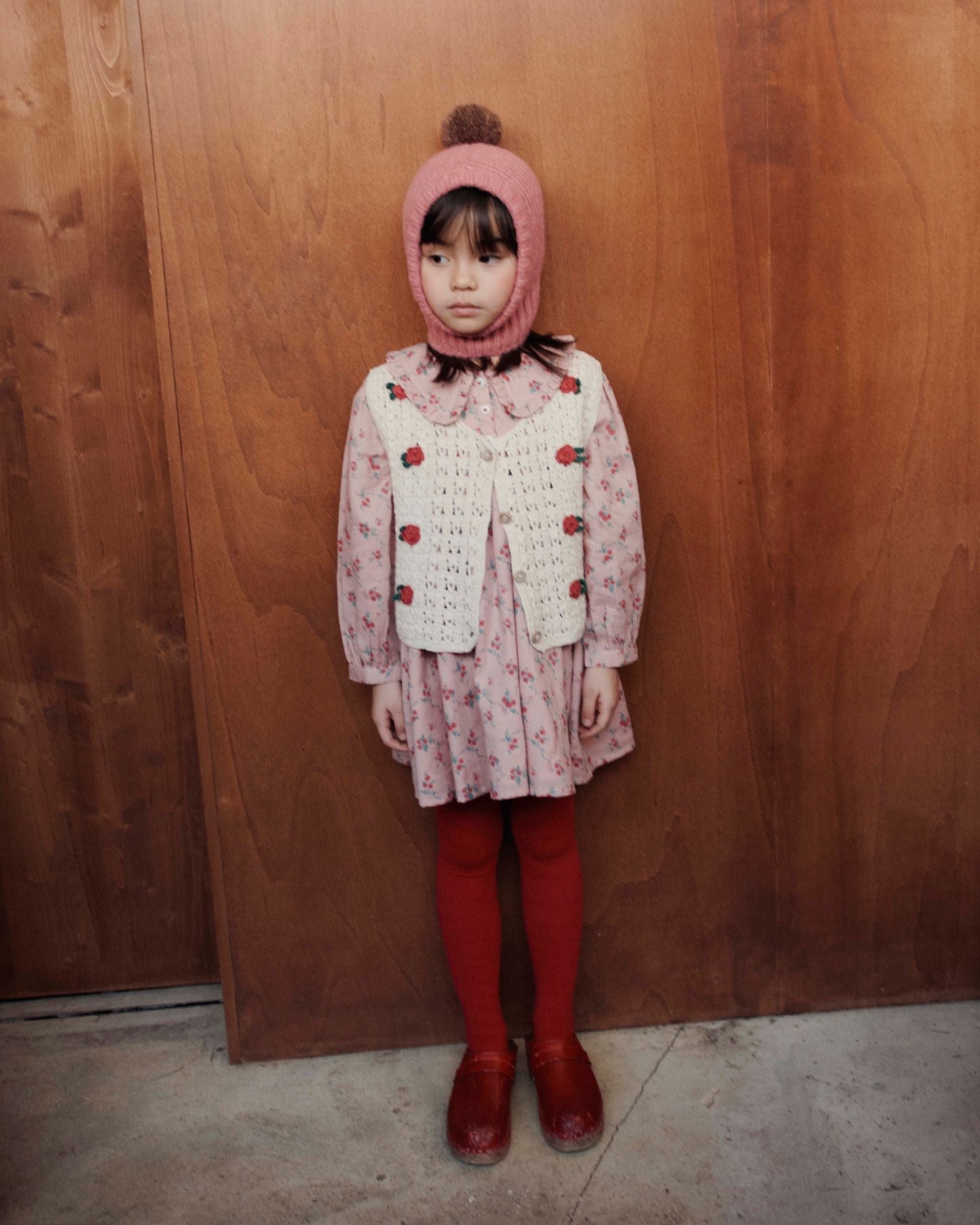 Robe - Ample rose à fleurs rouges