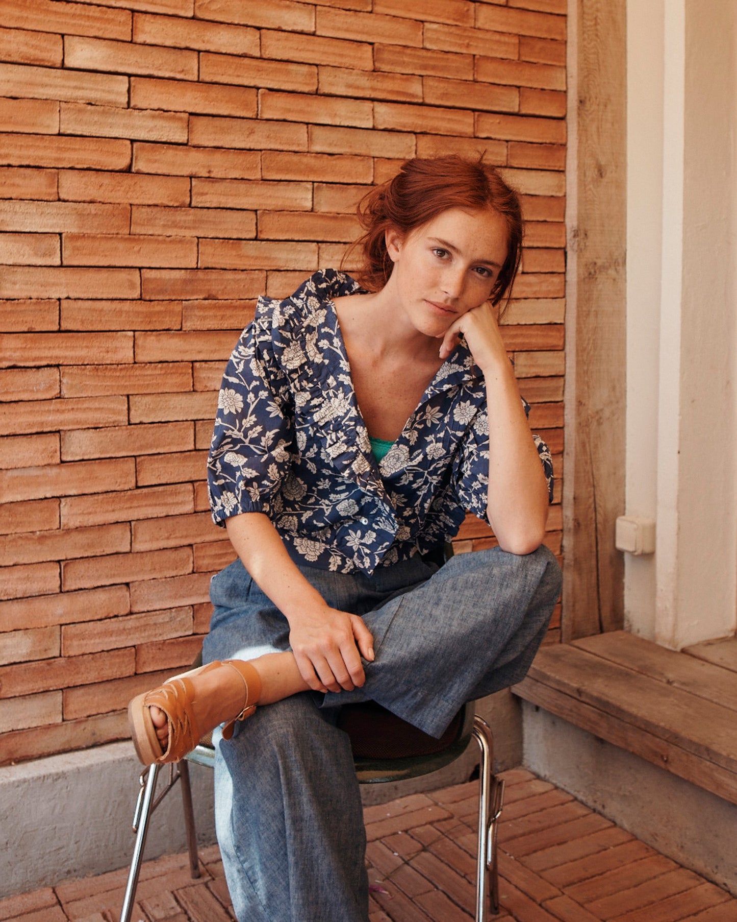 Blouse crop bleue à fleurs blanches