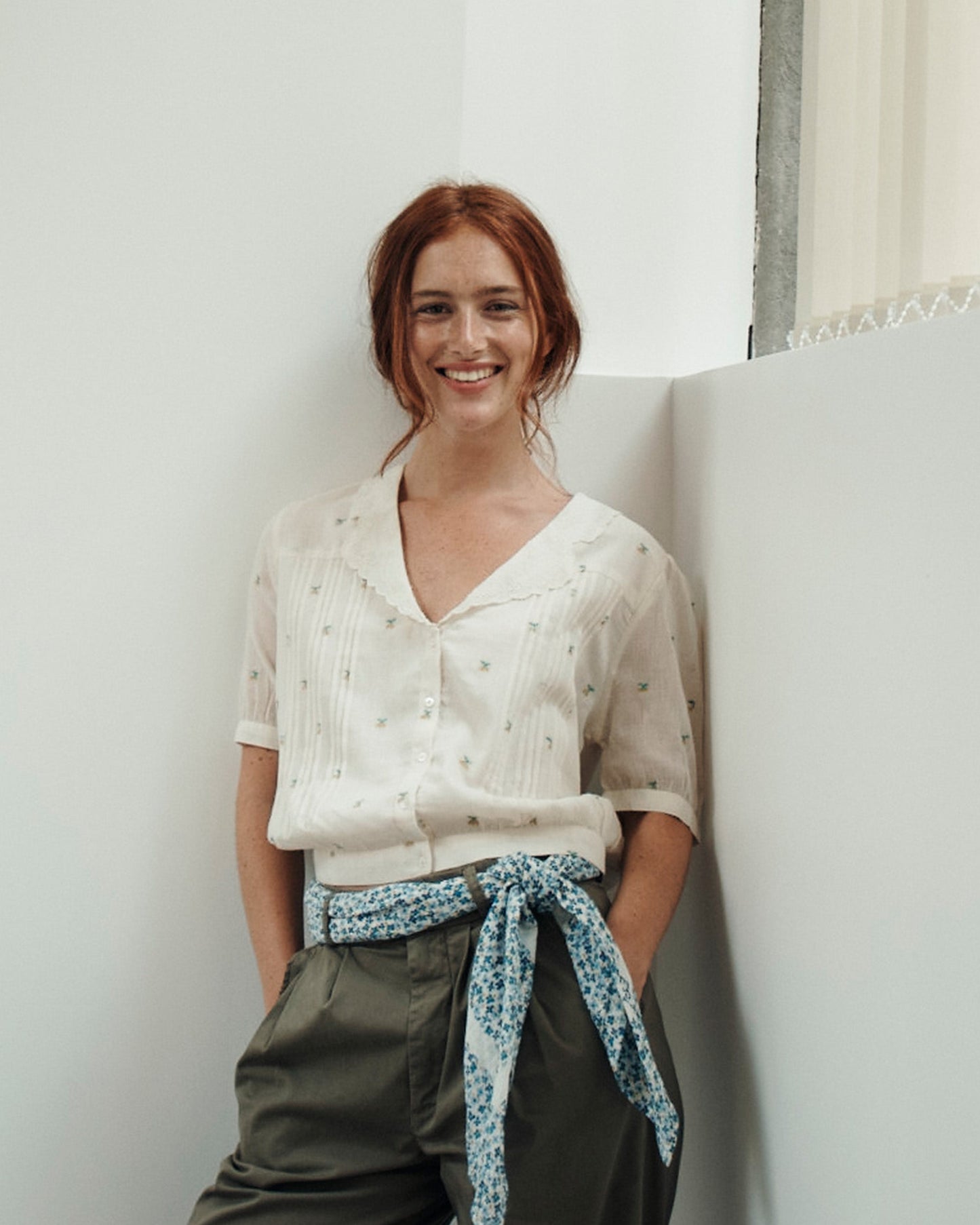 Blouse crop broderie cerise écru