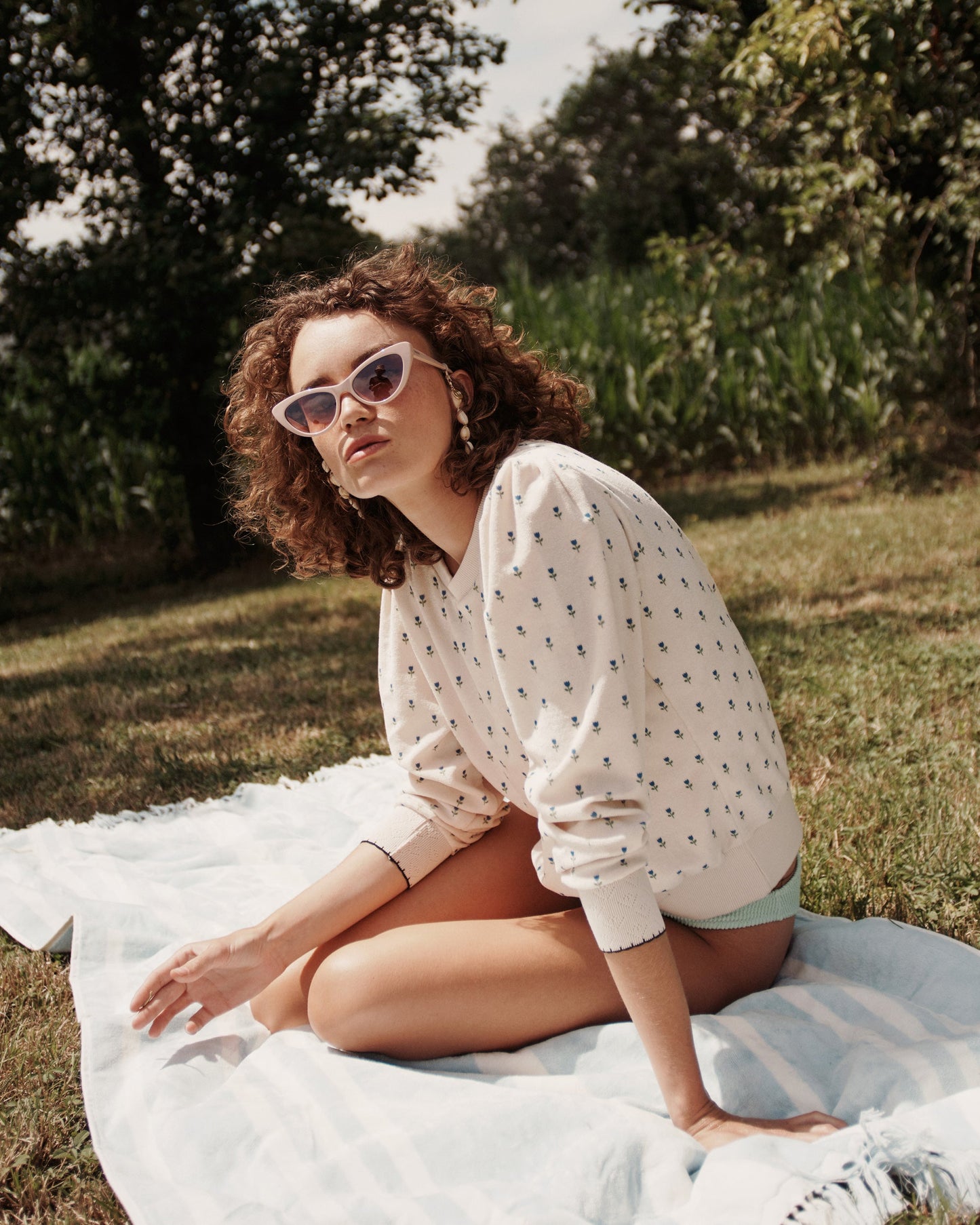 Sweatshirt éponge écru tulipe bleue