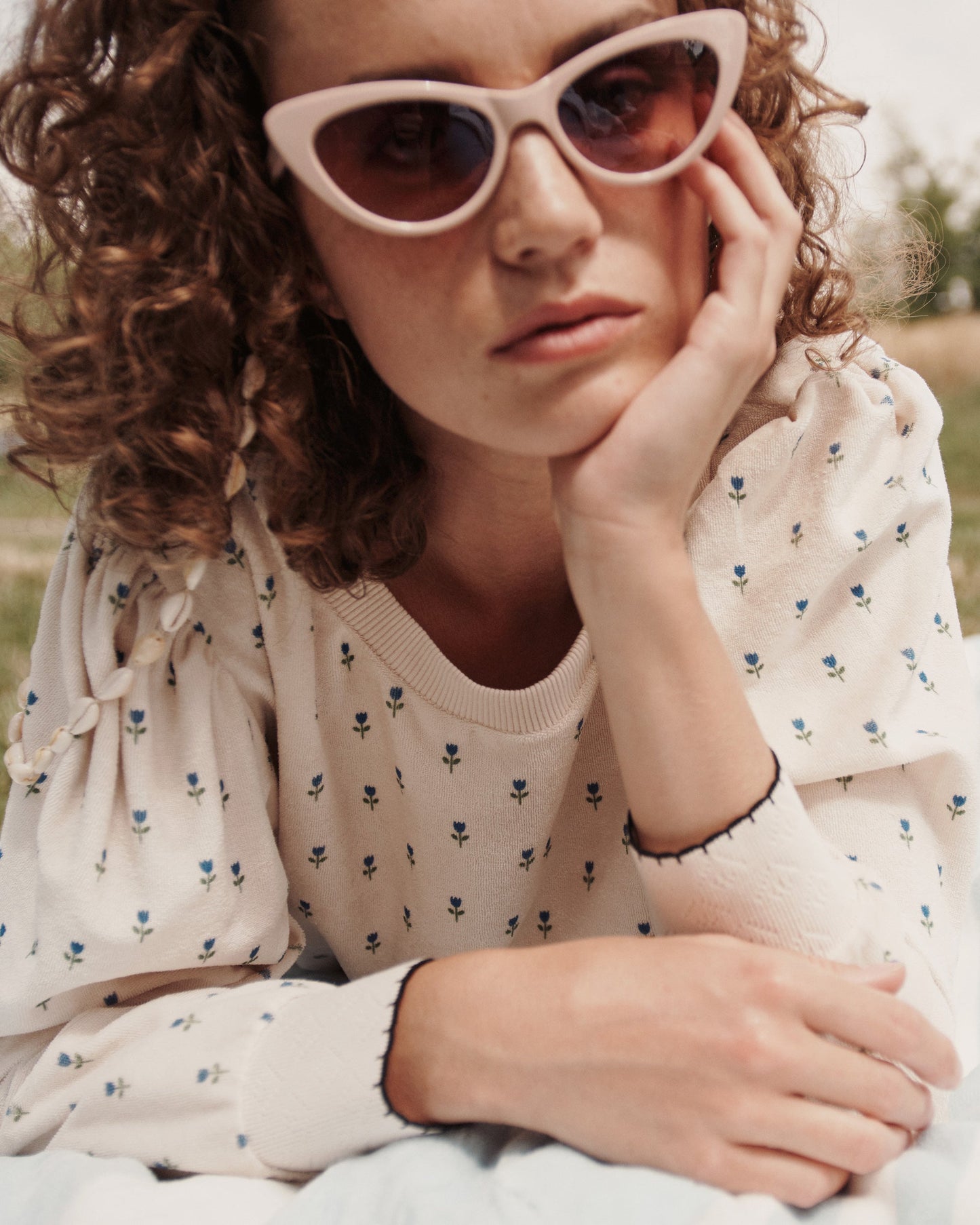 Sweatshirt éponge écru tulipe bleue