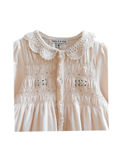 Robe velours smockée col crochet crème