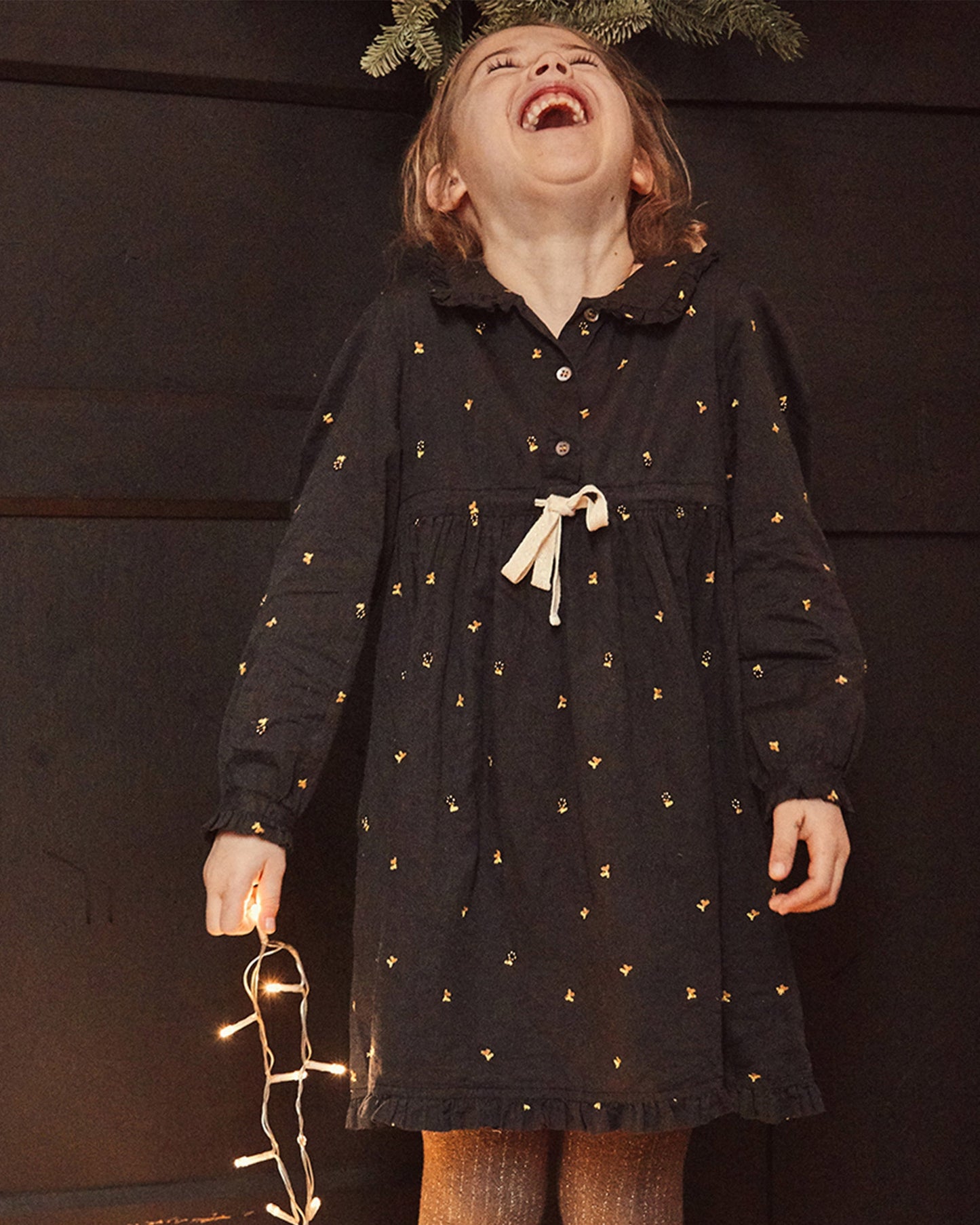 Robe brodée bitume