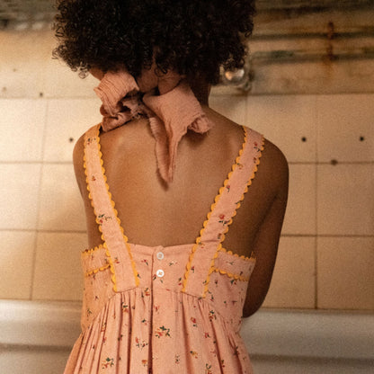 Robe tablier rose pivoine