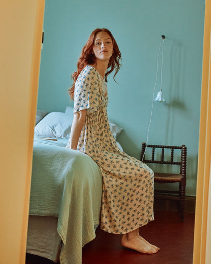 Robe longue écru fleurs bleues