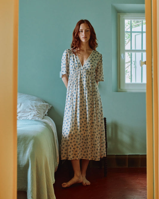 Robe longue écru fleurs bleues