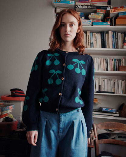 Cardigan jacquard bleu à cerises vertes