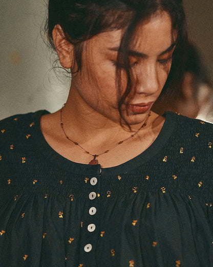 Blouse brodée noire