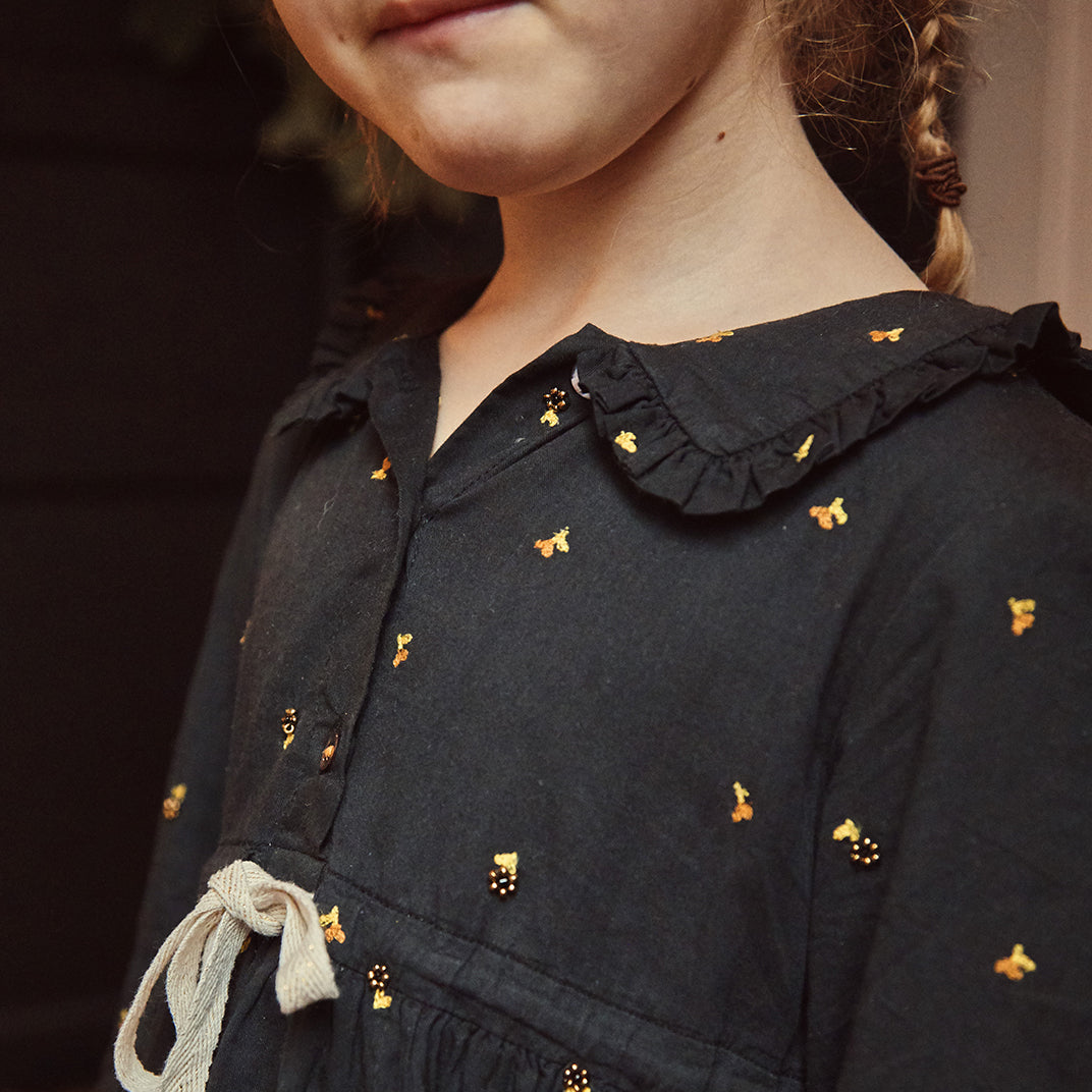 Robe brodée bitume