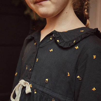 Robe brodée bitume