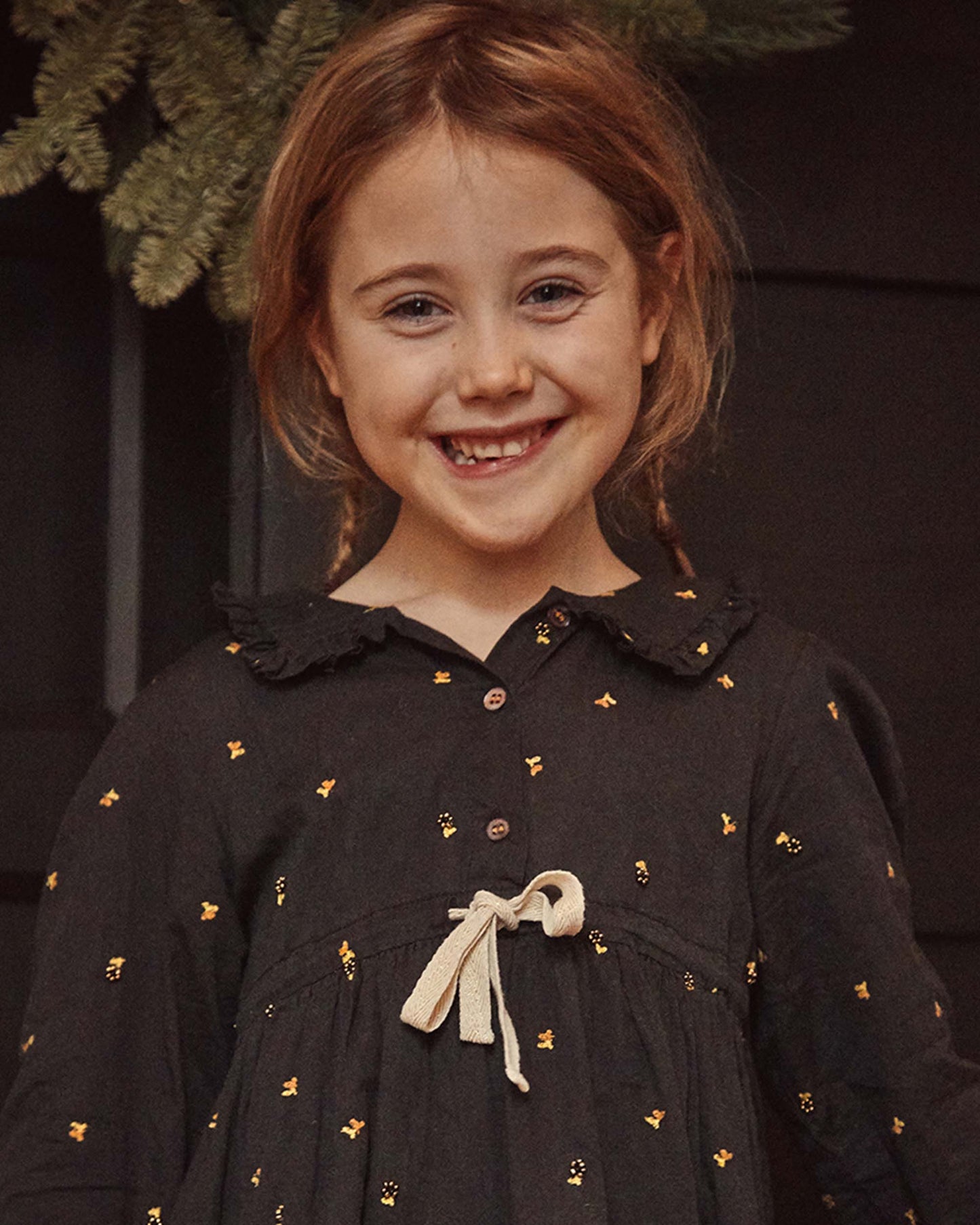 Robe brodée bitume