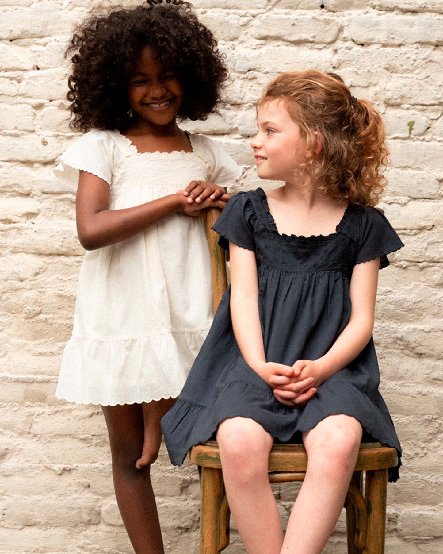 Robe brodée voile de coton bitume